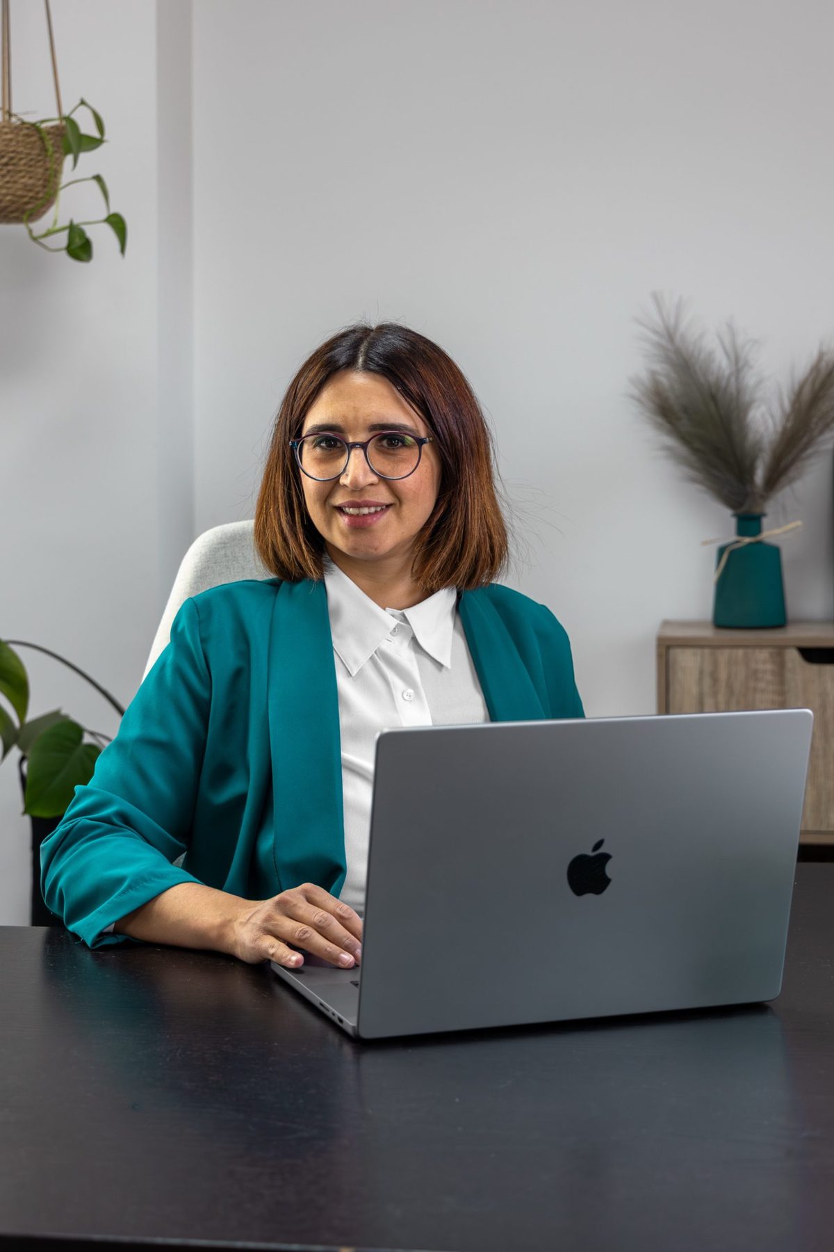 Lucia Corti al lavoro alla scrivania