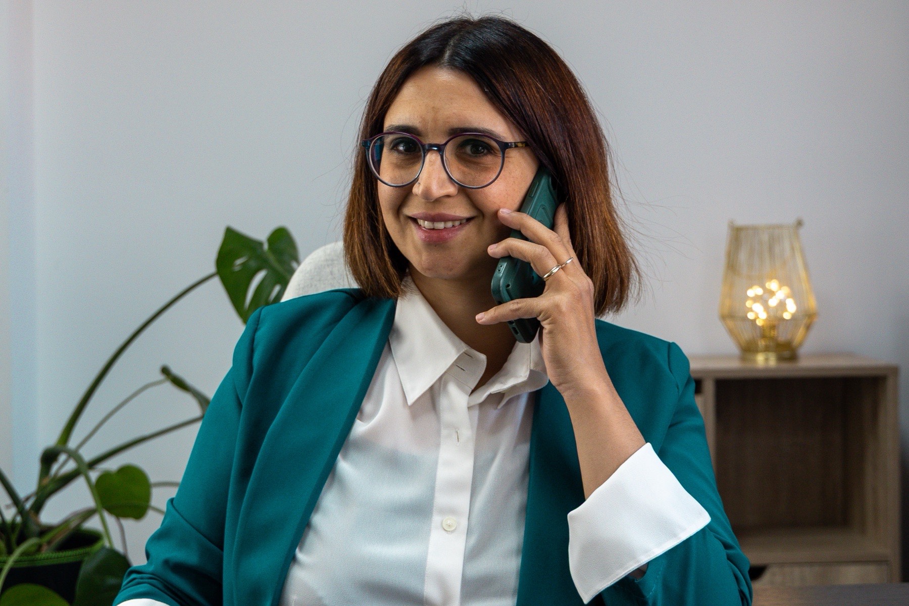Lucia Corti al telefono durante una call conoscitiva